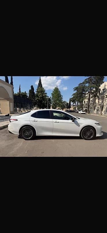 camry stop: Toyota Camry – ağ rəng, sedan kuzov, dinamik və zərif dizayn — 3