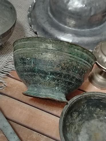 antik servis: Antik metal qab-qacaq dəsti. Qiymət razılaşma yolu Tərkibi: - Uzun — 4