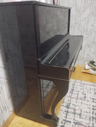Upright piano – klassik qara rəngli korpus, parlaq lak örtüklü. Şaquli