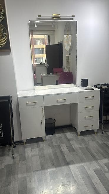 yazı stulu: Cox az islenib 3 ededin qiymeti 600 azn. Tek tek de satilir. Vizaj — 2