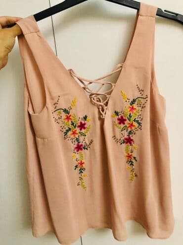 qış qadın koftaları: Satılır 6 azn Çəhrayı rəngdə, V-yaxa və ipək materialdan olan qolsuz — 1