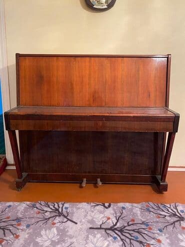 piyanina: Upright piano – klassik taxta korpusda, zərif lak örtüklü. Kompakt — 1