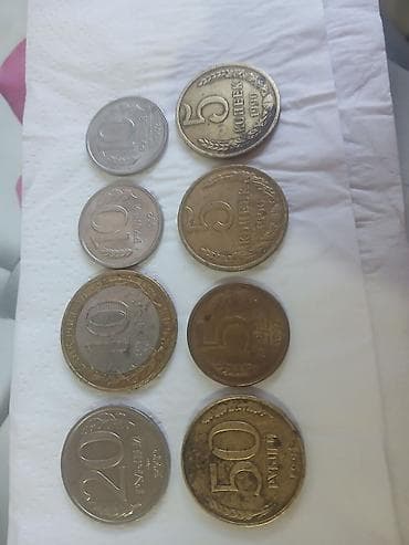 Sikkələr: SSR və Rusiya pullarından ibarət xırda sikkə toplusu. 2 ədəd sovet 5 — 2