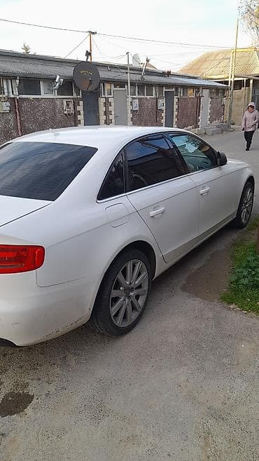 disk masin: Audi A4 sedan – ağ rəng, Azərbaycan nömrə nişanı. B8 kuzov (təxminən — 2
