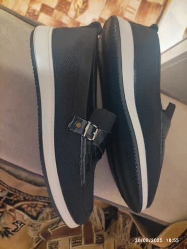 fitnes üçün qadın krosovkaları: Ağ rəngli qalın dabanı olan, qara rəngdə unisex loaferlər. Ayaqqabının — 3