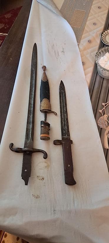İdman və hobbi: Kolleksiya üçün qədim soyuq silah dəsti - 3 ədəd köhnə bayonet və — 1
