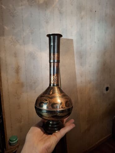 yataq ortuyu: Bir vaza, Metal — 1