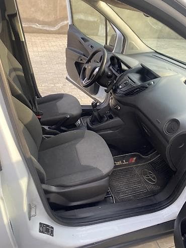 byd 2 ci el: Ford Transit Courier yük furgonu - Kuzov: ağ rəngli, iki arxa qapılı — 7