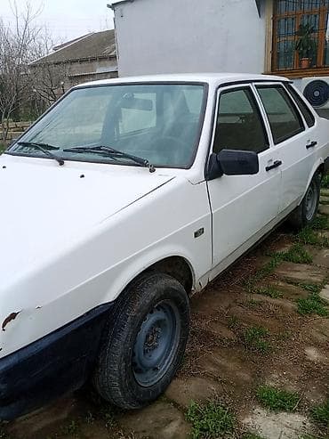 диски на ваз 21099: VAZ 21099, ağ rəng, sedan kuzov. Xüsusiyyətlər: - Kuzov: 4 qapılı — 4