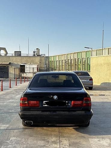 tesla model 3: BMW 5 series: 2.5 l | 1995 il Sedan — 2