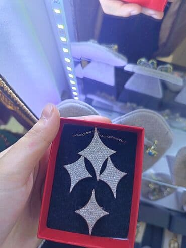 sebeke qizil sirqalar: Zərgərlik dəstləri – zövqlü aksesuar seçimi 1) Yaşıl daşlı çiçək — 8