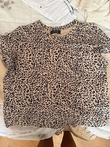 ağ saroçka: Brend: Bershka Model: Qısaqollu köynək Dizayn: Leopar naxışlı (bej — 1