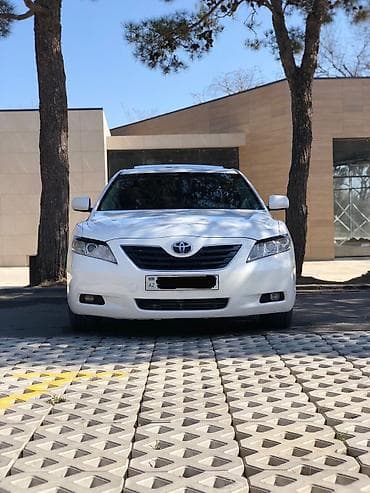 Toyota Camry (XV40) – ağ rəngli sedan. Xarici xüsusiyyətlər: - GLX