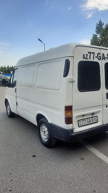 Ford Transit yük furqonu - Korpus: yüksək damlı, ağ rəng, yanlarda