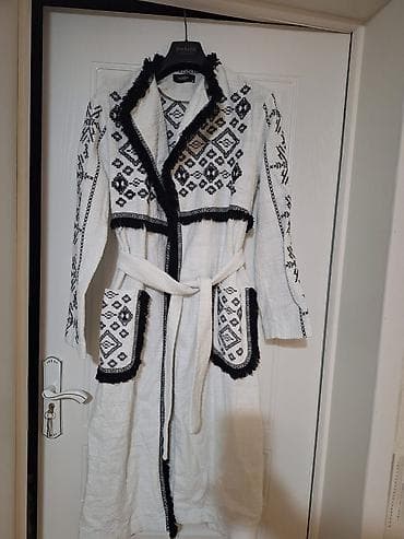 Etno naxışlı qadın xalat/kaftan - Rəng: ağ, qara kontrast naxışlarla