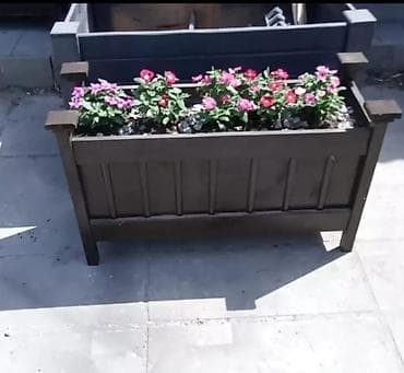 Ağ və tünd rəng variantlarında dekorativ böyük çiçək yeşiyi -