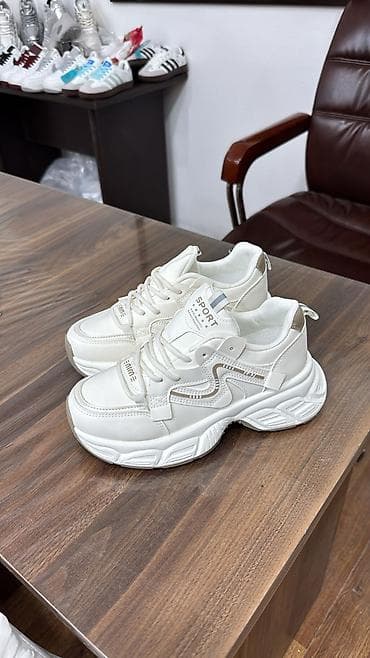 Ağ rəngdə uniseks idman krosovkası - Model: “SPORT” yazılı, qalın və