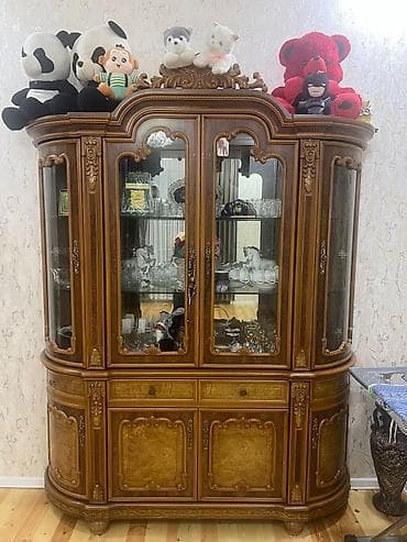 Klassik üslubda taxta vitrin-büfe - Material: Təbii ağac (korpus və