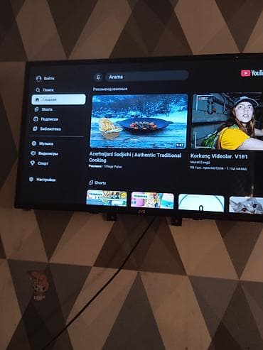 JVC markalı Smart TV təqdim olunur. Televizorun ekranı geniş — 1
