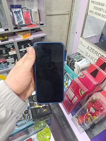 iphone 11 qiymetleri: Məhsul: Smartfon (mavi qoruyucu keyslə) Xüsusiyyətlər: - Ön panel — 2