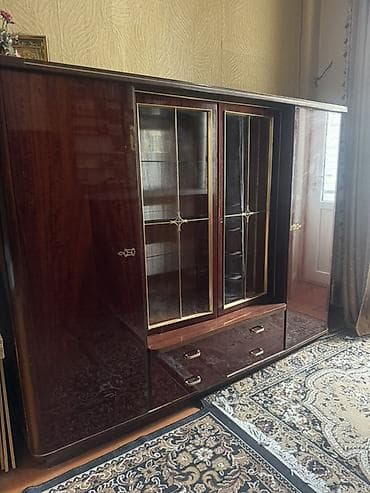 Klassik üslubda vitrinalı qonaq otağı dolabı - Material: tünd qəhvəyi