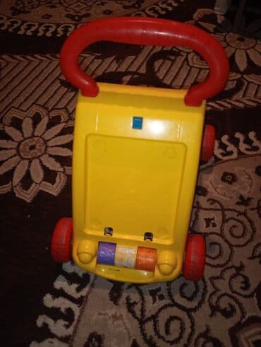 tutacaqlı xodunkalar: Uşaqlar üçün parlaq sarı rəngli, qırmızı tutacaqlı gəzdirici oyuncaq — 1