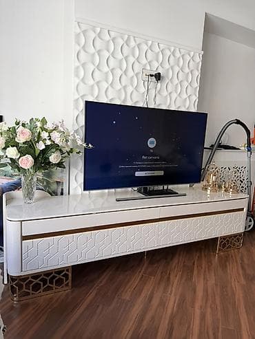Ağ rəngli TV konsolu / media şkafı - Material: parlaq MDF üst səth