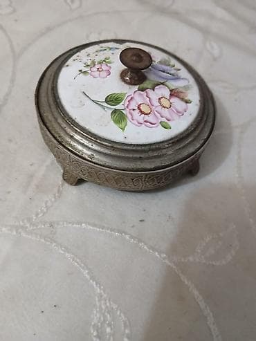 sandık: Dekorativ metal qab – qapaqlı, ayaqlı - Material: döymə metal gövdə — 1