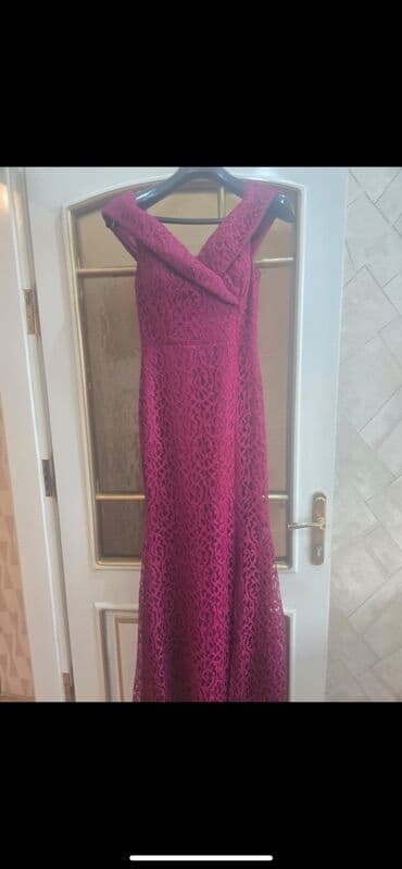 Хиджаб: Qıpqırmızı/moruq rəngində, maxi uzunluqda zərif ziyafət paltarı. Üst — 1