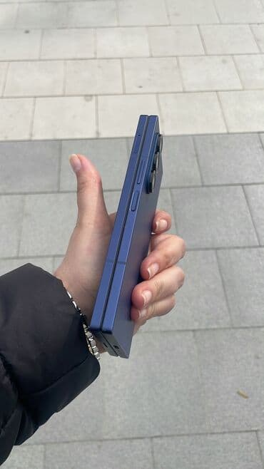 z fold 3 ekran: Mavi rəngdə qatlana bilən smartfon - Korpus: premium metal çərçivə — 1