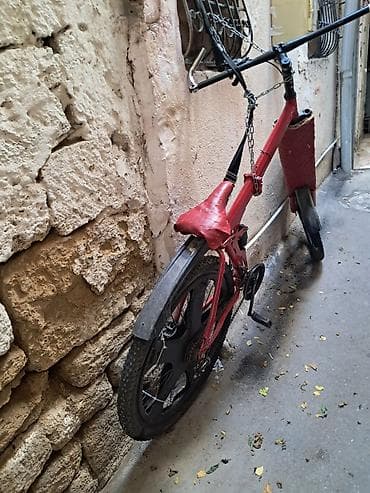 Qırmızı rəngdə, fərdi yığılıb modifikasiya olunmuş velosiped. - Geniş — 2