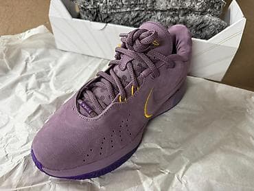 Krasofkalar və idman ayaqqabıları: Məhsul: Nike LeBron NXXT Gen AMPD “Purple/Gold” basketbol krossovkası — 2