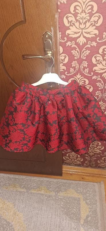 buta formasinda xonca: Qırmızı-qara naxışlı ətək - Model: qabarıq, büzməli, A-kəsim mini — 1