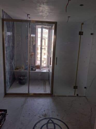 şəffaf: Şəffaf şüşə panelləri və qızılı rəngli metal çərçivəsi olan, sürüşmə — 2