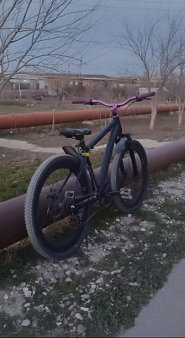 volesbet: Dağ/trekking tipli velosiped - Rəng: mat qara gövdə, bənövşəyi sükan — 2
