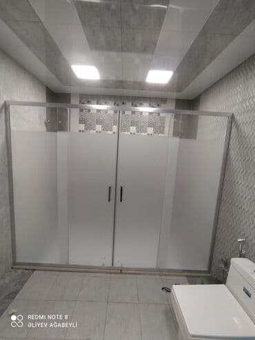 Banyoda istifadə üçün nəzərdə tutulmuş, mat şüşədən hazırlanmış duş