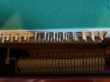 Upright pianonun daxili mexanizmi – çəkiclər, dillər, sapaq və pin — 2