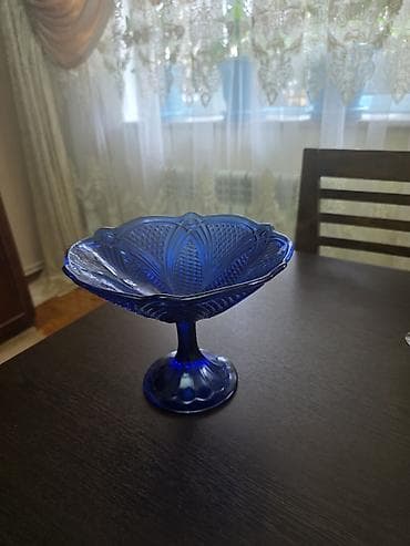 Mavi şüşə vaza/konfet qabı - Material: qalın, rəngli şüşə - Rəng