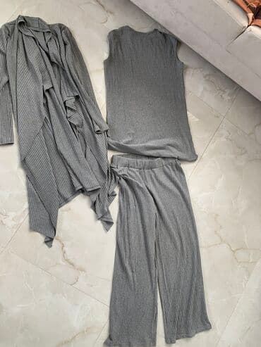 kişi ucun klassik qara kostyum: 3 lu dest standart razmer yaxwi veziyetdedi 18azn unvan 20 yanvar — 1