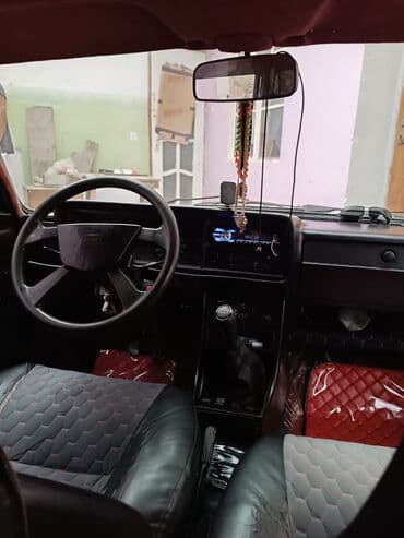 Lada 2107, qara rəng. Klassik kuzov dizaynı, xrom ön barmaqlıq və düz — 1