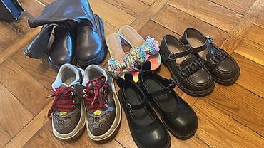 Az istifade olunub bahali ayaqqabilardi.hamisi 30olcudur