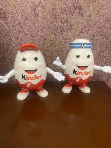 İki ədəd “Kinder” personajı. Birinin başında qırmızı kepka, digərinin lalafo.az -da İki ədəd “Kinder” personajı. Birinin başında qırmızı kepka, digərinin