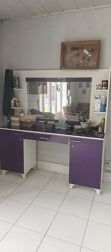 Bərbər salonu üçün güzgülü iş masası - Ölçü: təxmini 2 metr en, 80–90 at lalafo.az Bərbər salonu üçün güzgülü iş masası - Ölçü: təxmini 2 metr en, 80–90