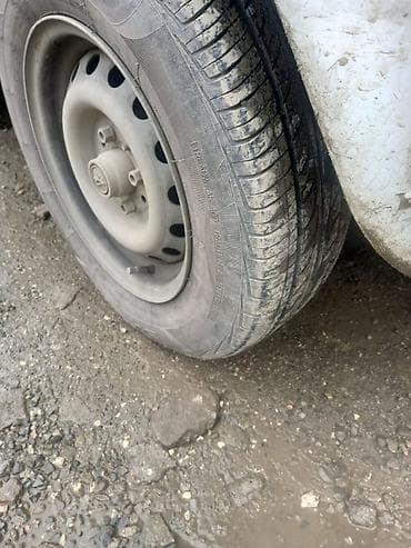 21011 vaz: VAZ 2107, ağ rəng. Klassik sedan kuzov, arxa ötürücülü. Texniki — 2