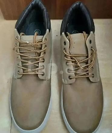 Kişi krossovkaları – bej rəngli, klasika və gündəlik üslubun qarışığı