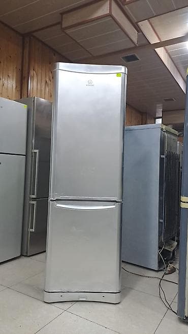 2 qapılı Indesit Soyuducu Satılır, rəng - Gümüşü