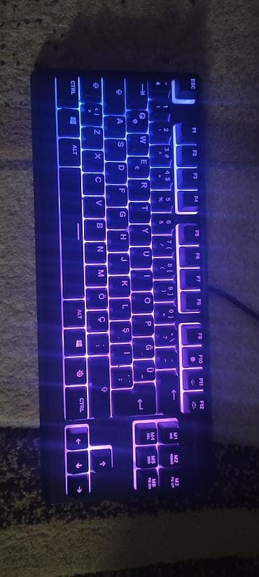 SteelSeries Apex 3 TKL oyun klaviaturası. Maus ilə Barter mümkündür -