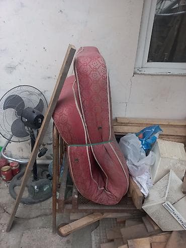 Taxta qapı və oturacaq dəsti - Qapı: Tünd qəhvəyi rəngli taxta qapı — 2