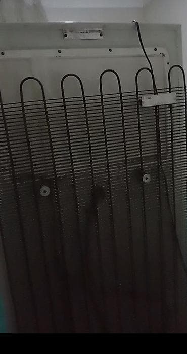 Audio: Ağ rəngli bir qapılı soyuducu. Xüsusiyyətlər: - Yuxarıda dondurucu — 6