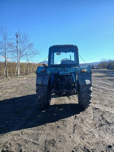 w210 arxa stoplar: Mavi rəngli təkərli kənd təsərrüfatı traktoru. Texniki xüsusiyyətlər — 4